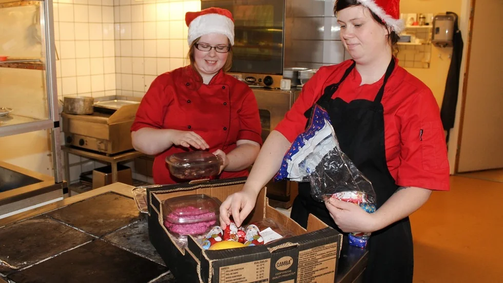 Caroline Jäderup, th, packar matlådor tillsammans med Louise Lundström. Istället för att slänga det som blir över, eller ta med hem, skänker hon det till de som behöver.