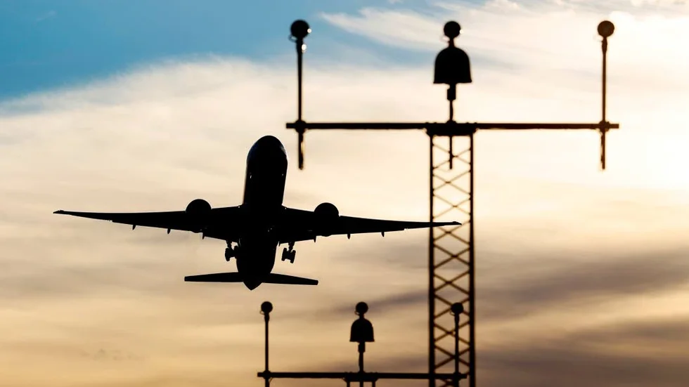 Flyg. Den föreslagna skatten har högst begränsad effekt på miljön, menar debattörerna.