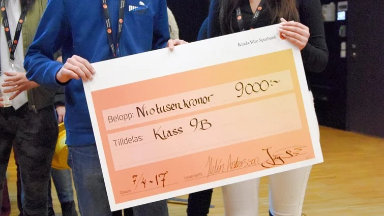 Gustav Rydell samt Maja Rapley tog emot bankens vinstcheck på 9000 kronor. Foto: Morgan Karlsson