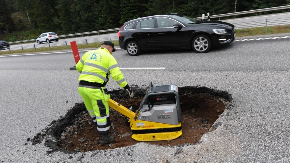 450 mil väg finns det att underhålla i Östergötland. Pengarna räcker inte till alla.