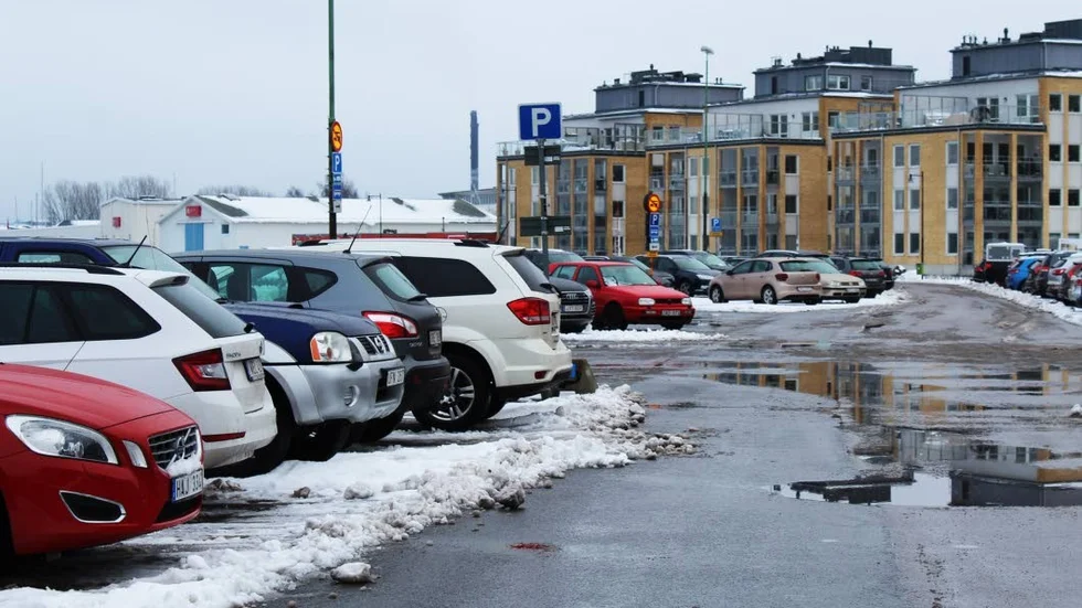 De nya skyltarna är kopplade till en elektronisk sensor som registrerar varje bil som kör in respektive ut från parkeringsplatserna.