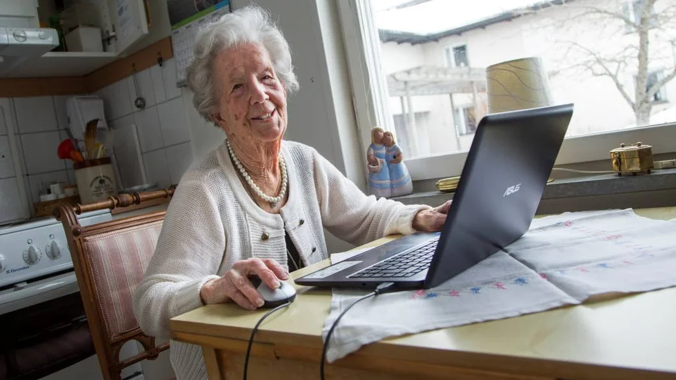 15 år. Sin första dator fick Maj-Britt när hon fyllde 85 år och hon har inte slutat surfa sedan dess.