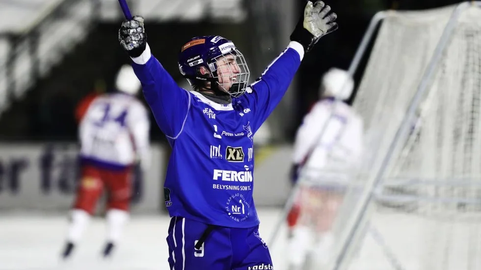 Förlänger. Albin Rohlén jublar efter att ha gjort mål i vårens kvalspel. Nu blir kan kvar i IFK Motala, minst till 2020.