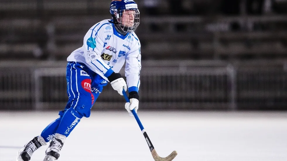 171117 Motalas Viktor Spngberg under bandymatchen i Elitserien mellan Hammarby och Motala den 17 November 2017 i Stockholm. 
Foto: Kenta Jnsson / BILDBYRN / Cop 210
