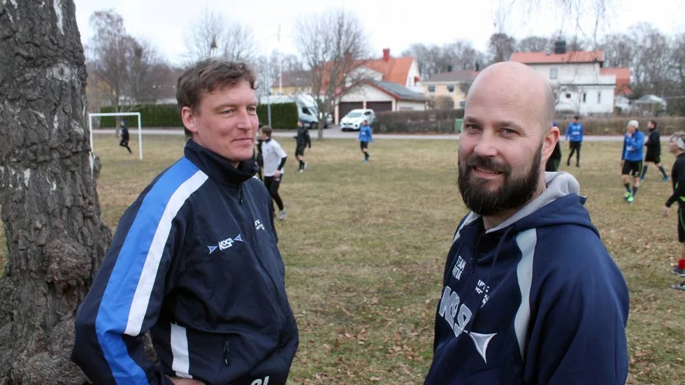 IFK Motalas bandytränare Mattias Sjöholm, här till höger på lagets försäsongsupptakt, har upplevt bordtennisens högsta väsen på en jobbresa till Båstad. En boll tog Sjöholm mot legendaren Jörgen Persson.