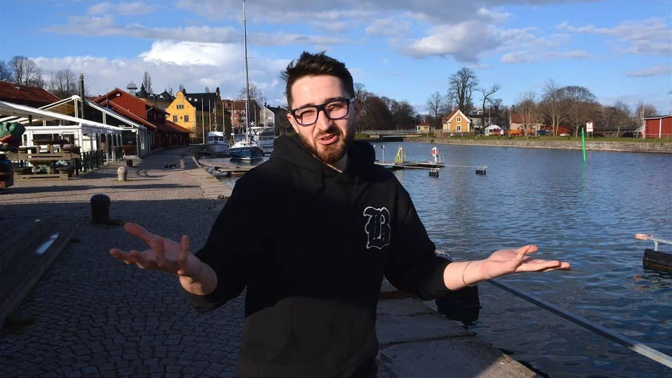 Morgan Merza, ursprungligen från Syrien, kom till Motala för lite mer än två år sedan och har inte bara framgångsrikt integrerat sig utan också blivit känd som sångare av de svenska visor som han tidigt kom att älska.