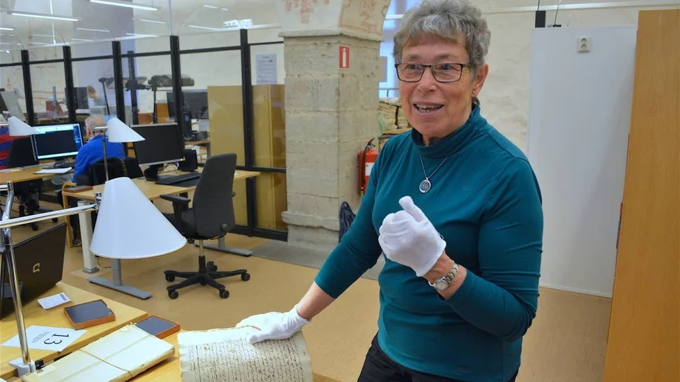 Forskare. Gunilla Ström forskar i lokalhistoria, är en flitig besökare på Landsarkivet i Vadstena och hittar berättelser om ett hårt vardagsliv i domböckerna för Tjällmo och Hällestad tingslag.
