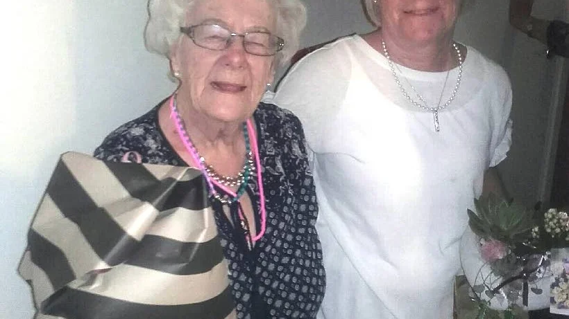 Birgit Davidsson, nybliven 100-åring, här tillsammans med dottern Eva Ege.