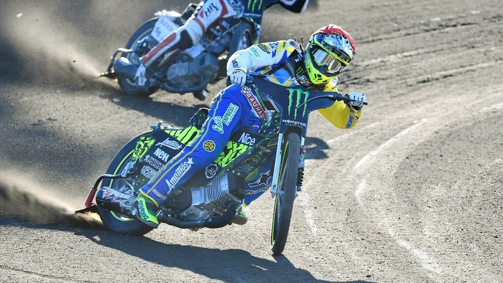 Antonio Lindbäck bjöd på härlig speedway i det 15:e heatet.