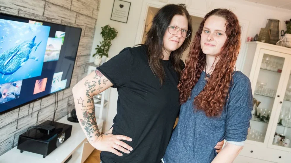 Adoption. Sarah Halvarsson och Sofia Johnsson är kritiska till det faktum att en av dem måste göra en närståendeadoption när deras barn är fött.