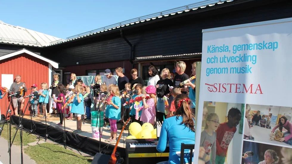 På scenen möter barnen publikens jubel.