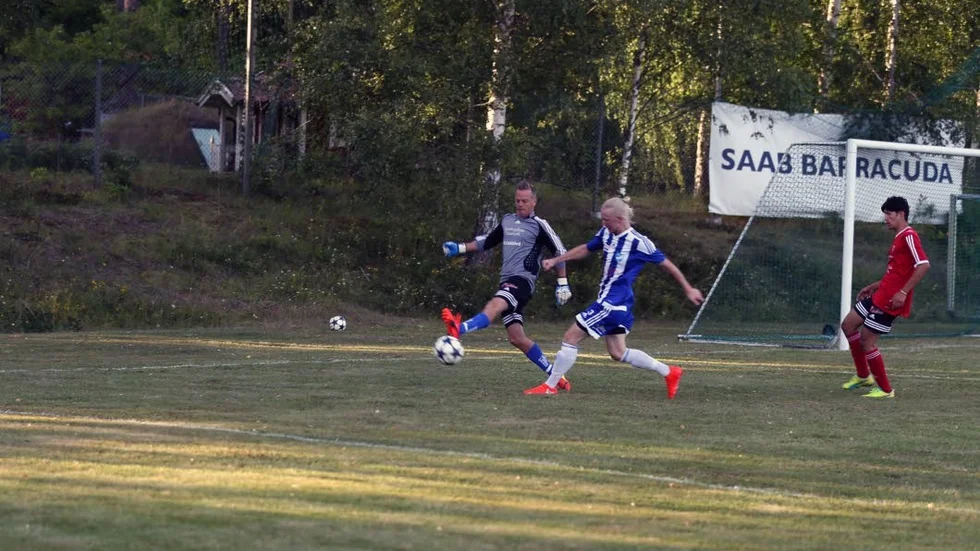 Duell. Tjust-målvakten Joakim Krüger och IFK:s Mathias Fransson i kamp om bollen.