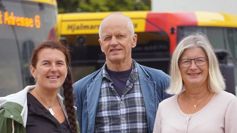 Lanserar nytt kort. Akko Karlsson (MP), Leif Svensson (V) och Lena Segerberg (S) hoppas att det nya Seniorkortet ska leda till mer resande med länets kollektivtrafik.