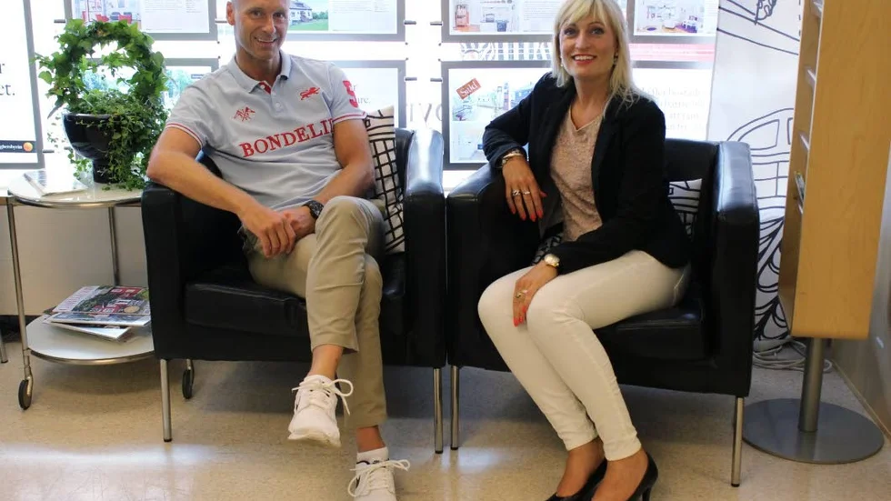 Juli. Stephan Rydfors och Charlotta Dufmats har mycket att göra på jobbet. Semestertid betyder inte lågsäsong för fastighetsmäklarna.