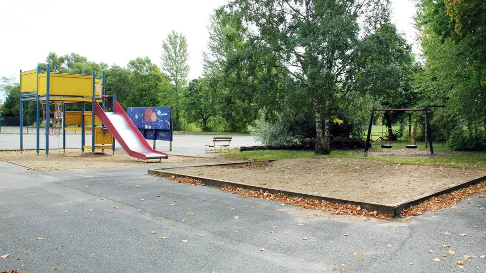 Flera av elever saknar sin gamla skolgård.