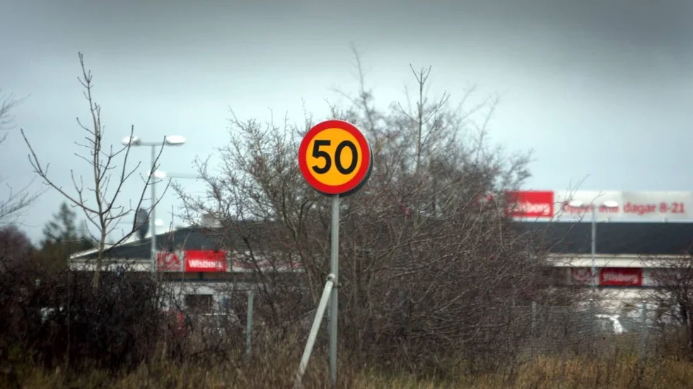 Riktmärke. Oavsett vad skylten säger har bilisten ett ansvar att anpassa hastigheten efter omständigheterna.