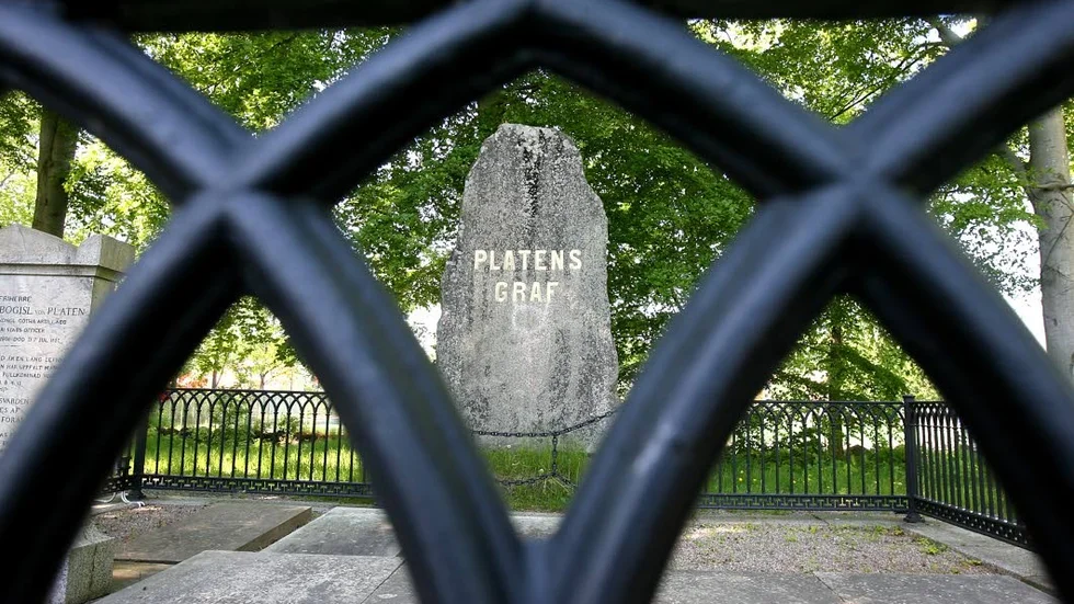 Vid graven. Knivskärningen skedde vid Platens grav.