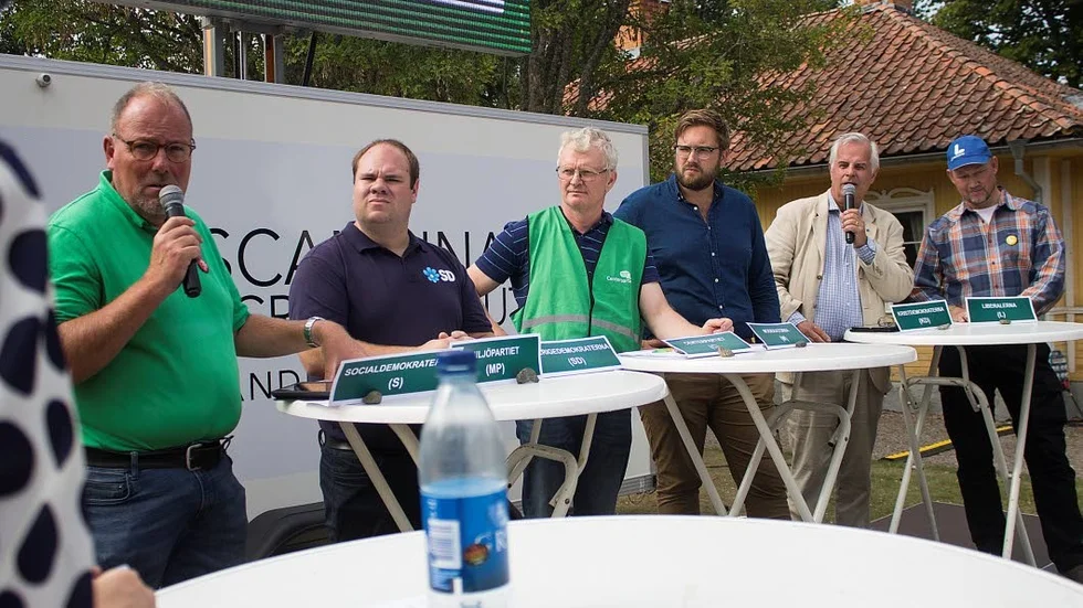 Panelen som debatterade naturvårdfrågor i Medevi. Från vänster Johan Andersson (S), Marcus Lejionqvuist (SD), Jan Arvidsson (C), Erik Backman (M), Jan Gyllenhammar (KD) och Jonas Nordén (L).