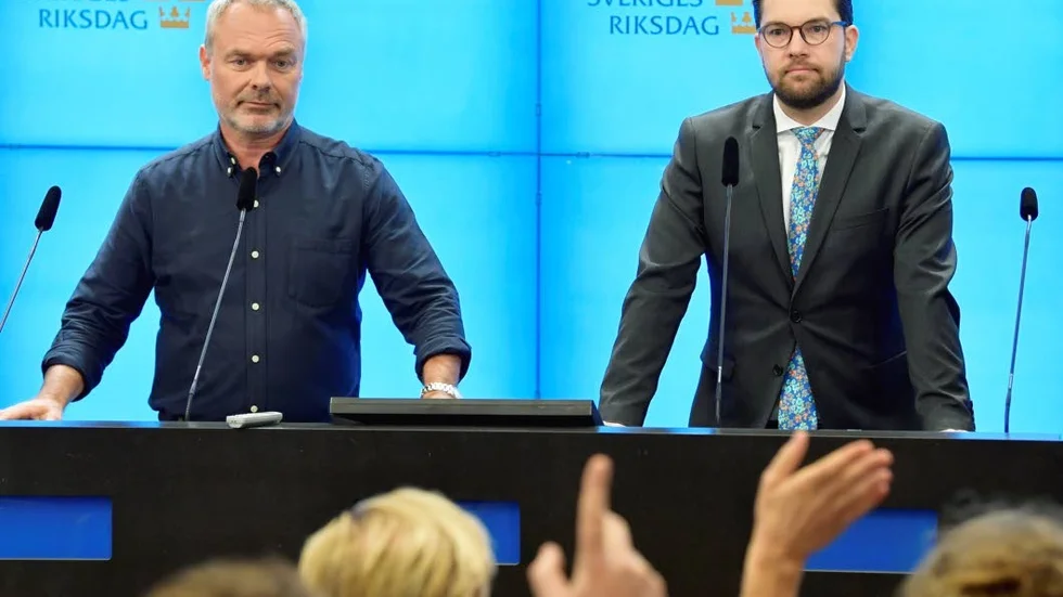 Att ge sig ut på gemensam debatturné med Sverigedemokraterna är ett sätt för Liberalerna att försöka ta tätpositionen i kampen mot SD, menar ledarskribenten.