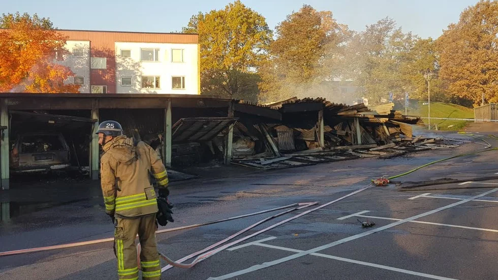 Branden i en garagelänga på Agneshögsgatan kan ha startat i någon av bilarna.