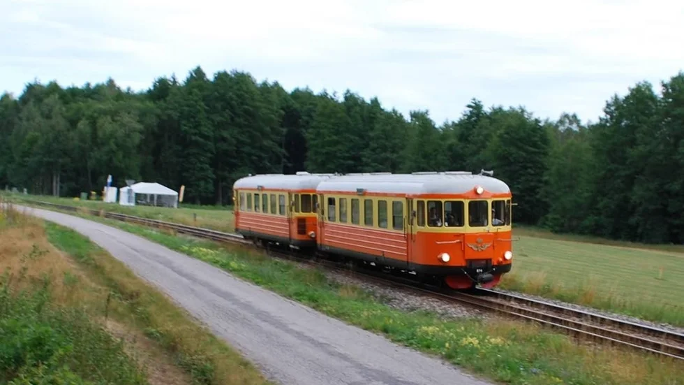 Idag trafikerar Tjustbygdens Järnvägsförening den byggnadsminnesförklarade smalspårsbanan mellan Västervik och Hultsfred. Största delen av trafiken sker med klassiska gul-orange rälsbussar från mitten av 1950-talet.
