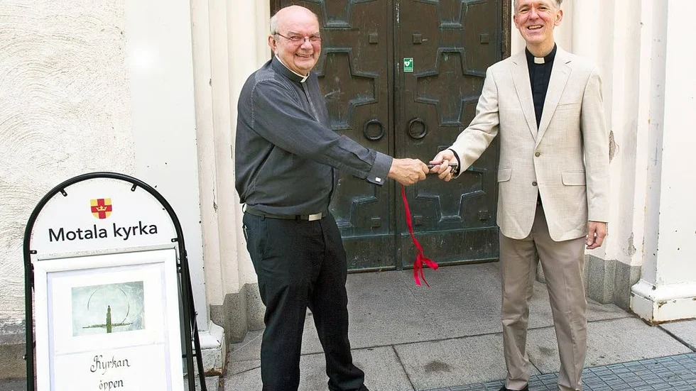 Motala församlings nya kykroherde Lars-Eric Norrsäter (till höger) tar emot nyckeln av tidigare tillförordnade kyrkoherden Kenneth Lindström.