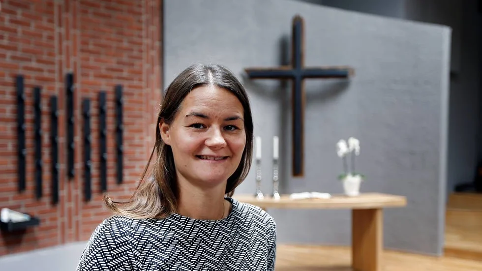 Linnea Sennehed studerade i Malmö på utbildningen Akademi för ledarskap och teologi. Vilket är en pastorsutbildning på högskolenivå och ger en teologisk kandidatexamen.