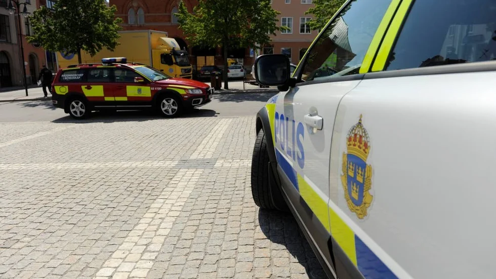 Den  unge bilföraren uppvisade tecken på att vara påverkad av droger, och medtogs därför till polisstationen för provtagning.