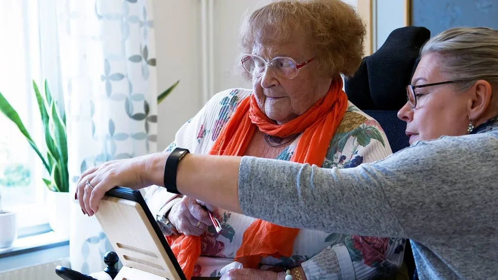 Susanne Kastbom, projektledare för DigidelCenter hjälper Rut Martinson.