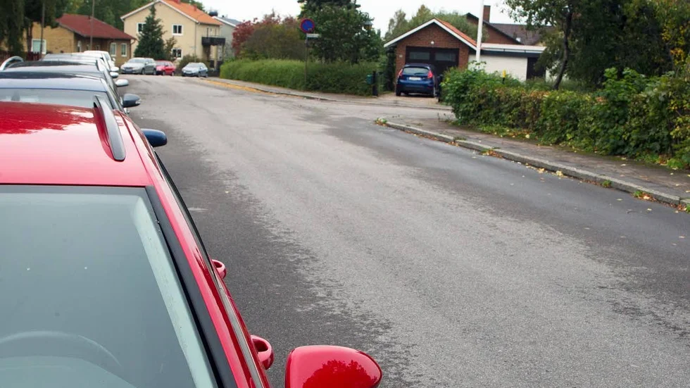 Renhållare fick svårt att ta sig fram på vägen.