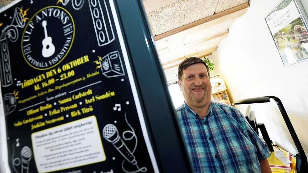 Ulf-Henrik Östlund är en av arrangörerna bakom visfestivalen på Skepparpinan i Motala Folkets Hus.