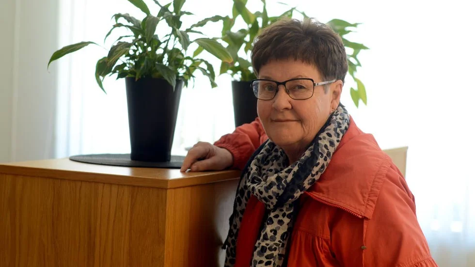 Gunnel Laine, ordförande i Kisa kyrkliga syförening, är glad över att föreningen kan skänka 13 000 kronor.