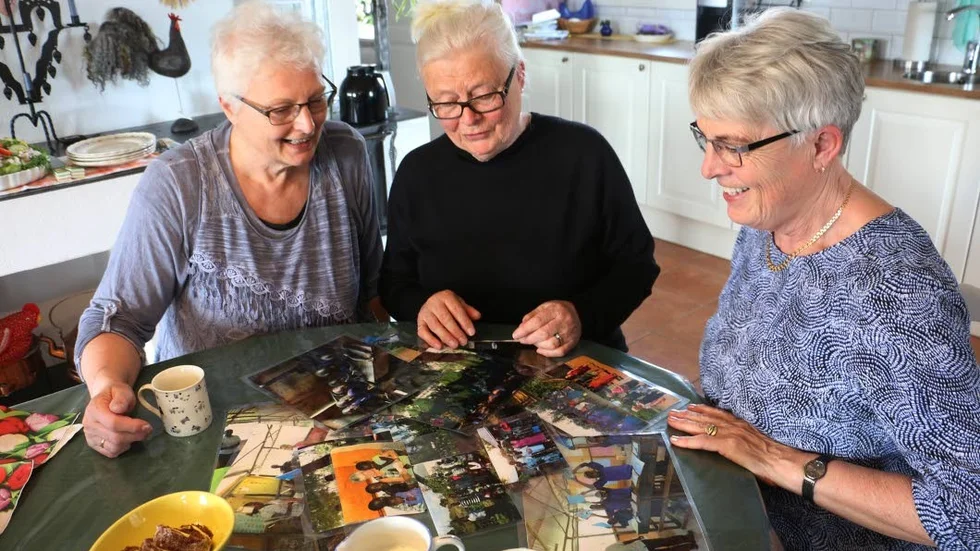 Massor av bilder från projektet har det blivit genom åren.  Ing-Marie Davidsson, Katarina Johansson och  Margareta Nysten hjälps åt att sortera.