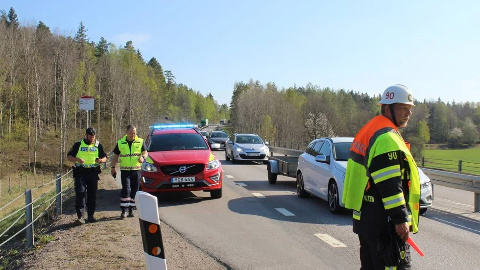 Efter olyckan bildades det långa köer från båda håll