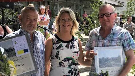 Jonny Stålknapp och Hans Ström, Alvastra Biodlarförening, fick årets ledarstipendium av Annicki Oscarsson, kommunalråd (KD)