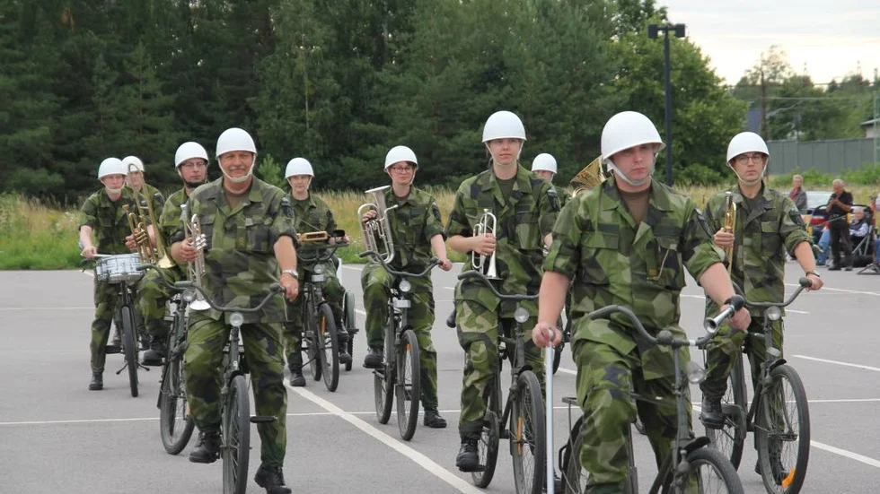"Cykelorkestern, framåt rull!" ropar stavförare Adam Ekholm efter uppställning.