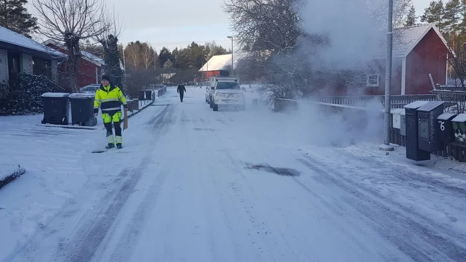 Här letar Vemab efter felkopplingar med hjälp av rök. Tagen vid en undersökning 2018.