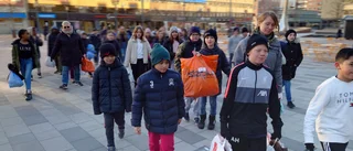 Här skänker skolbarnen kläder och leksaker till flyktingarna från Ukraina: "De läser och hör mycket om kriget"