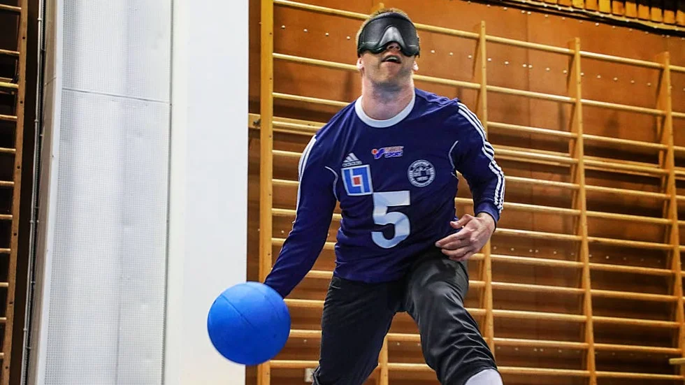 "Goalball är lite omvänt jämfört med andra idrotter. Här är det centern som är det defensiva ankaret och backarna som sköter den mesta offensiven", förklarar Johan Pettersson.