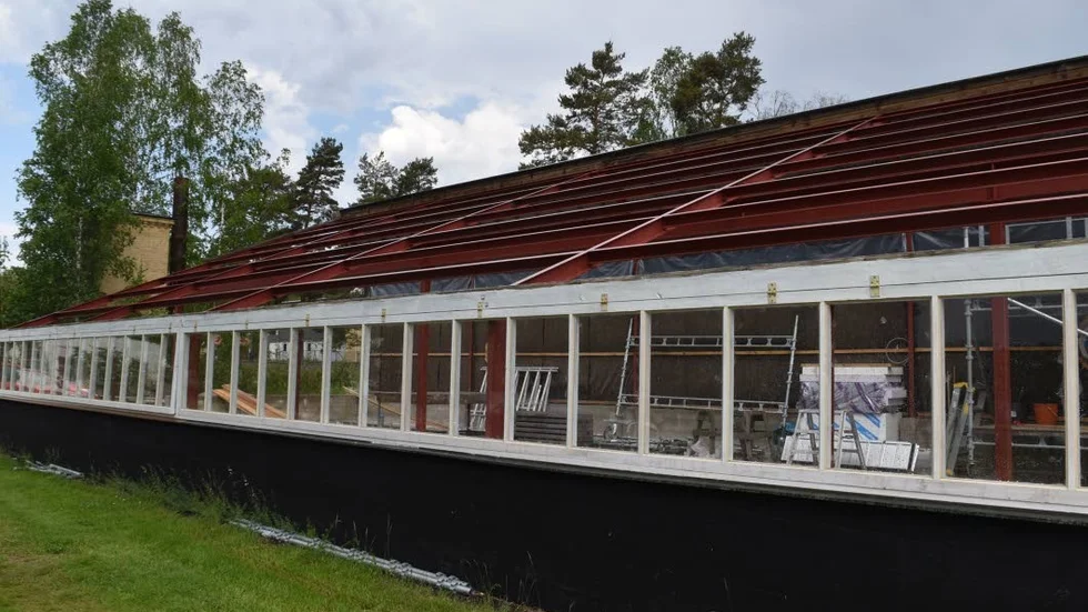 Projektet blev inte klart vid årsskiftet och det nya tidsmålet som sattes sprack det också. Glaspartier på växthuset väntar bland annat på montering.