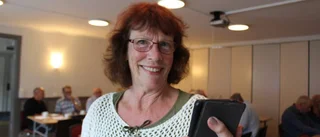 Seniorer på kurs med mobilen