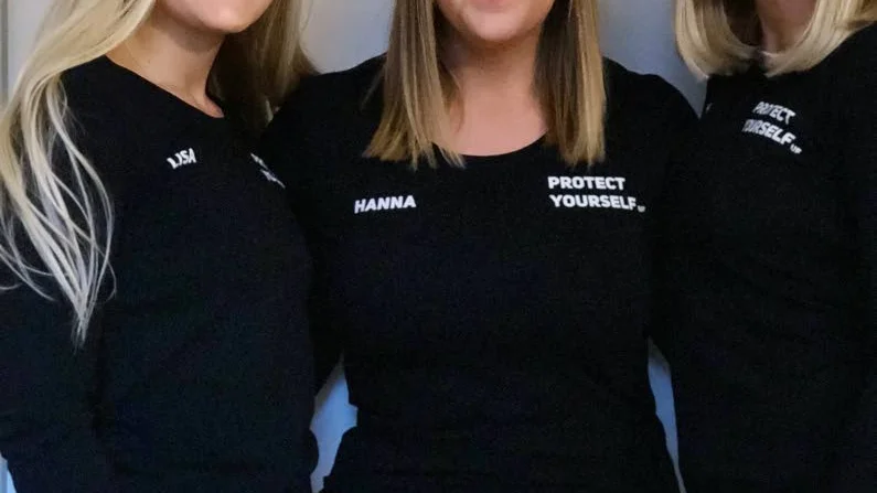 Lisa Ivarsson, till vänster, prisades tillsammans med Hanna Svennerlind och Beatha Blixt som Årets UF-Företag på Oscarsgalan för deras arbete med Protect Yourself.