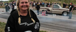 Hon laddar för årets street race