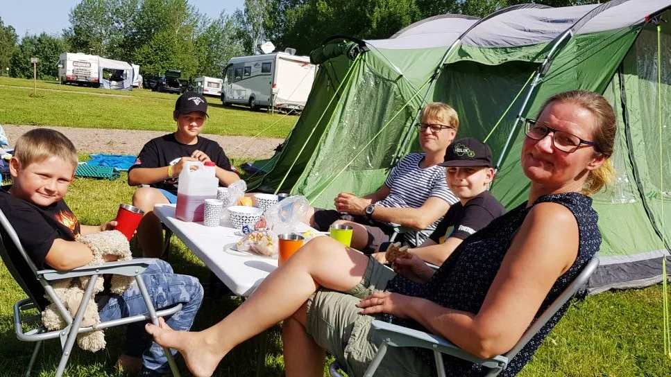 Familjen Sûdow har tillbringat fem dagar i Vimmerby och har fått mersmak. Mamma Karolina, pappa Marcus och sönerna Isak, 7, Melvin, 13 och Joel, 11 har haft kul både i ALV och på traktorpulling i Målilla.