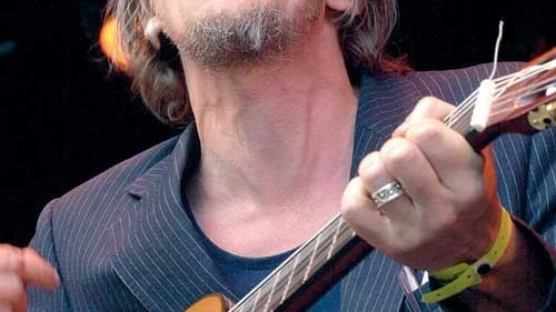 Stefan Sundström fyllde Pampas och fick lite musikalisk draghjälp från musiker i andra band. Den goda festivalstämningen finns även bland artisterna. Sånt gillar vi!