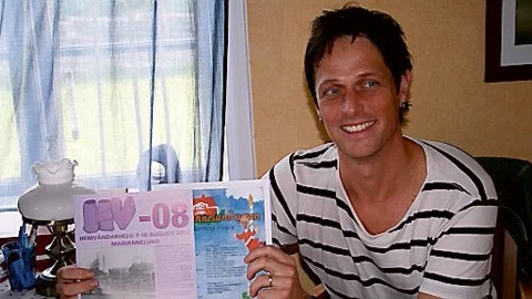 Hemvändargeneralen Johan Zedig visar upp det färdiga programbladet för hemvändarhelgen 2008. Foto: Rebecca Carlsson
