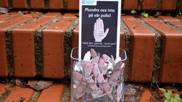 Kampen för fler poliser trappas upp. Nu finns även Plundra-pin att bära om man vill stödja uppropet för fler poliser i Hultsfreds kommun.