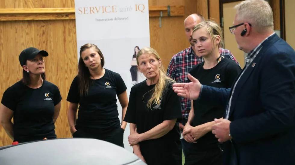 Testas på Saab. Lokalvårdarna Eva Forsman, Ida Edenblad (gruppchef), Marie Karlsson och Elin Andersson får information om städroboten av Michael Johnsson på Diversey.