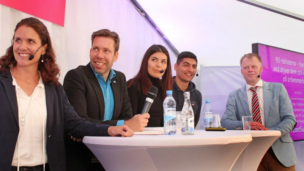 Karin Remmerfelt på Operasystems, Mats Uddin, regiondirektör, ungdomsombuden Amanda Ramidh och Narek Habo samt biträdande professor Anders Parment.