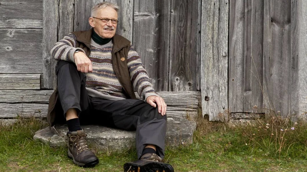 Håkan Anderson, född 1945, bor på Gotland. Hans romanbygge startade 2004 med "Breven", som följts av böckerna "Om en ensamstående herre", "Den vita väggen" och "Ansatsernas bok".